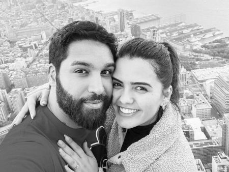 Lucas Lira, youtuber, e Bruna Sunaika em foto preto e branco