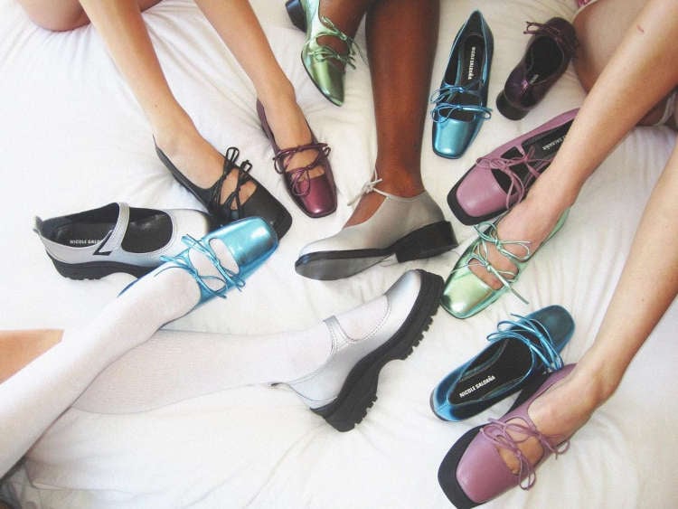 Sapatos Mary Jane de diversos modelos e cores, incluindo rosa, azul, prata, verde e cinza.