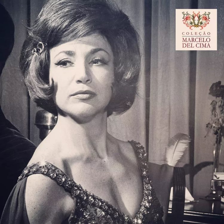 Nathalia Timberg, em 1964, na peça Meu Querido Mentiroso, de Jerome Kilty. Atriz está sentada, usando vestido em pedrarias e peruca curta.