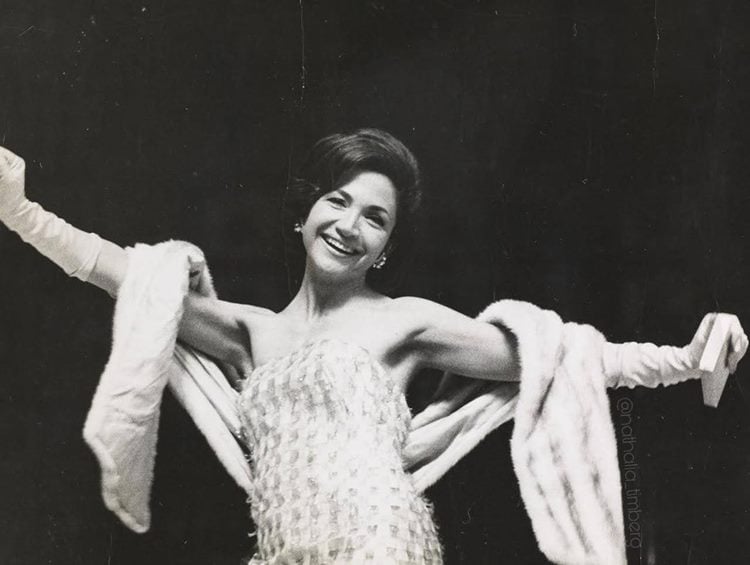 Foto do ensaio realizado nos bastidores da peça "Flor de Cactus" (1965).