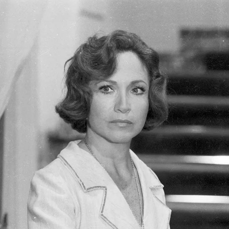 Nathalia Timberg em "A Sucessora", novela de 1978. Foto em preto e branco, atriz jovem de frente a escadaria.