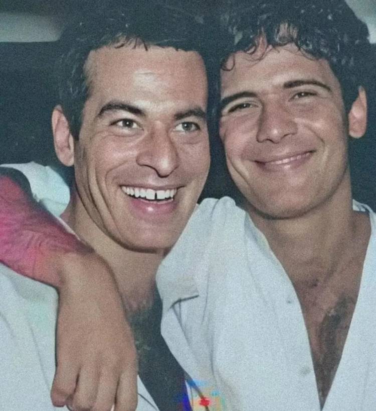 Ney Matogrosso e Cazuza em foto antiga, abraçados e sorrindo.