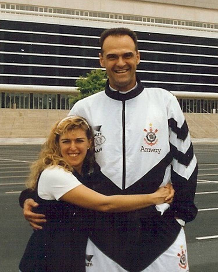 O ex-jogador de basque usando conjunto do corinthians ao lado de sua esposa em foto antiga