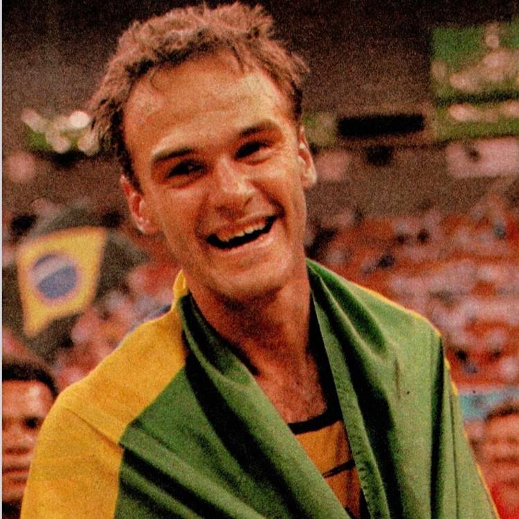 O ex-jogador de basquete jovem usando bandeira do Brasil nos ombros