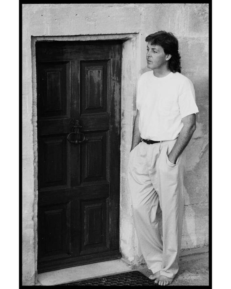 O cantor em foto antiga, encostado em porta