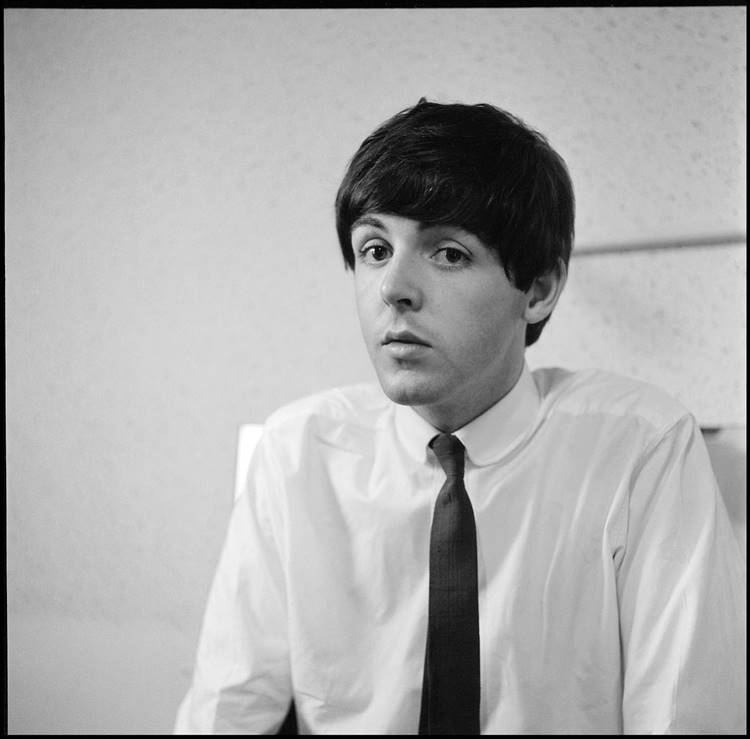 Foto antiga de Paul McCartney, preto e branca