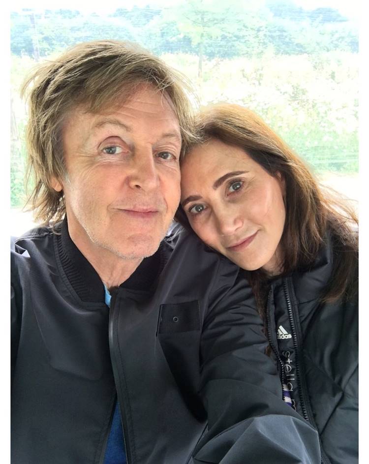 Paul McCartney abraçado com sua esposa