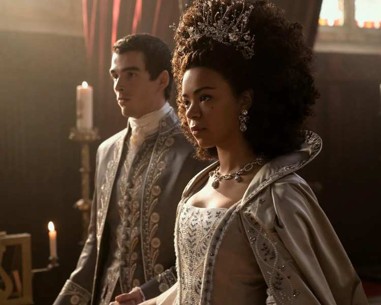 A rainha se casando com o rei na série de Bridgerton da Netflix.