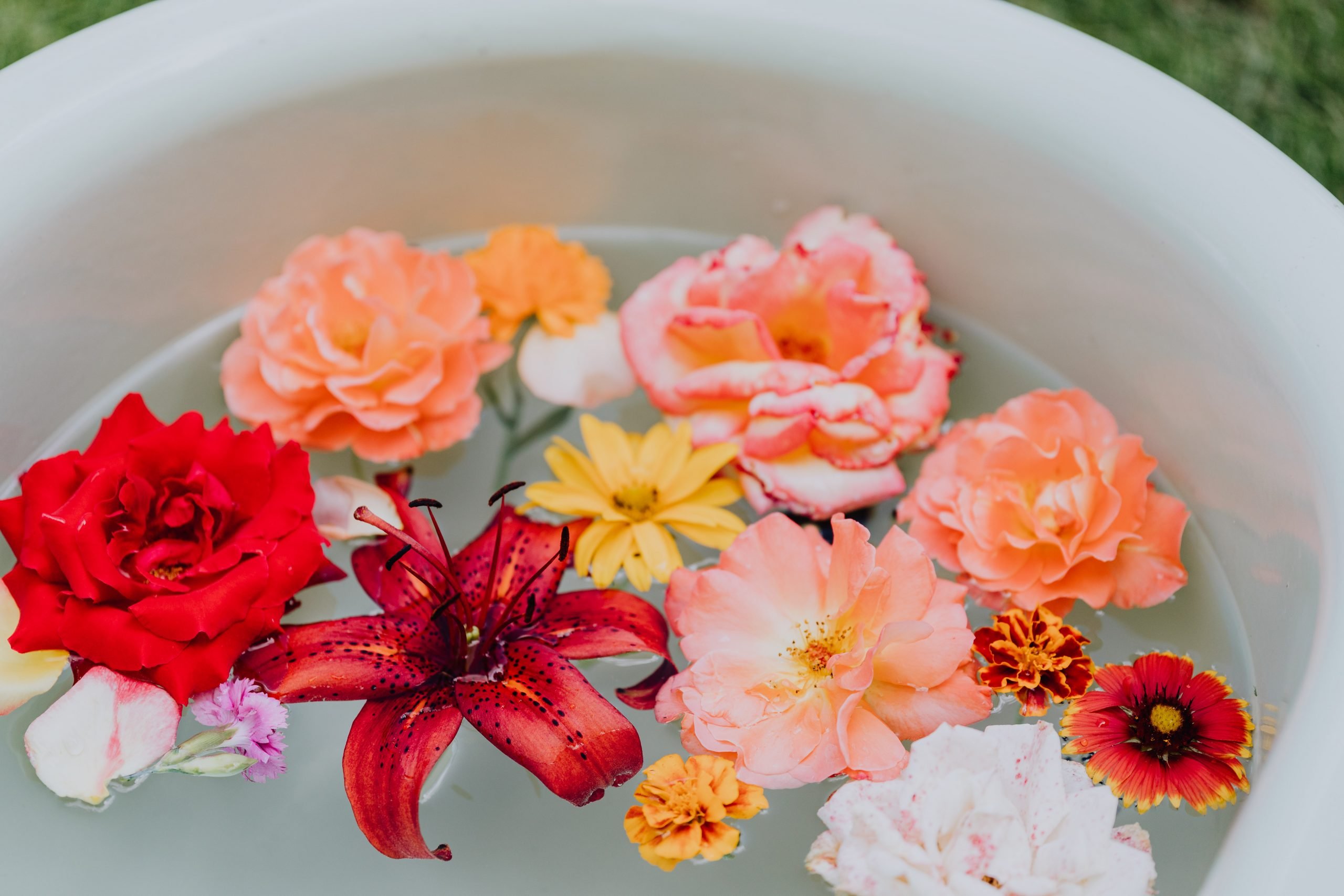 banheira com água e diversas flores coloridas