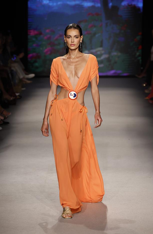 modelo com vestido laranja no desfile SINESIA KAROL