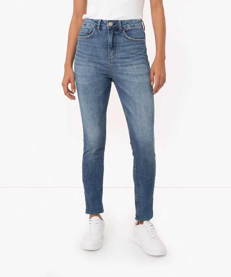 foto de calça jeans com rastreabilidade por blockchain em fundo branco