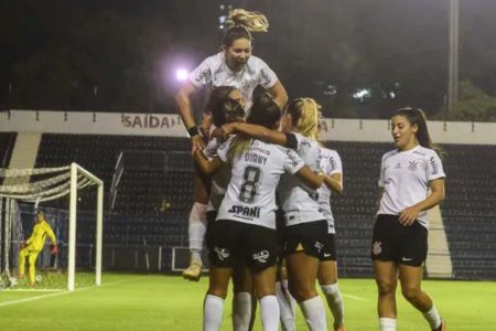 Corinthians goleia Cruzeiro e avança no Brasileirão Feminino