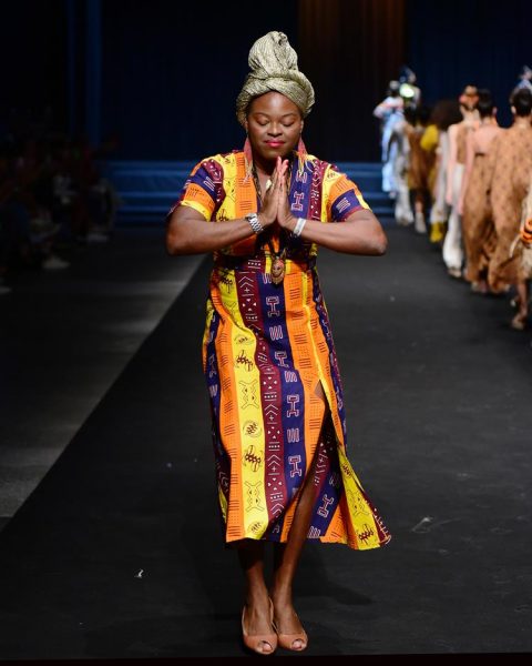 Liana D'Àfrika em seu desfile com vestido colorido e estampado.
