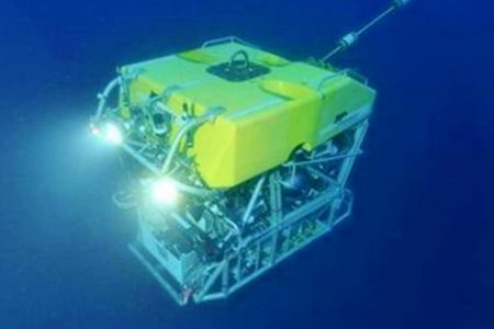 Robô encontra destroços de submarino que visitava Titanic no Oceano Atlântico