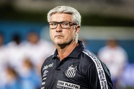 Santos anuncia e demite Odair Helmann após derrota para o Corinthians
