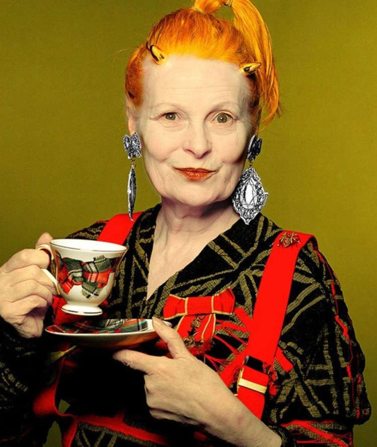 estilista Vivienne Westwood segurando uma xícara de chá