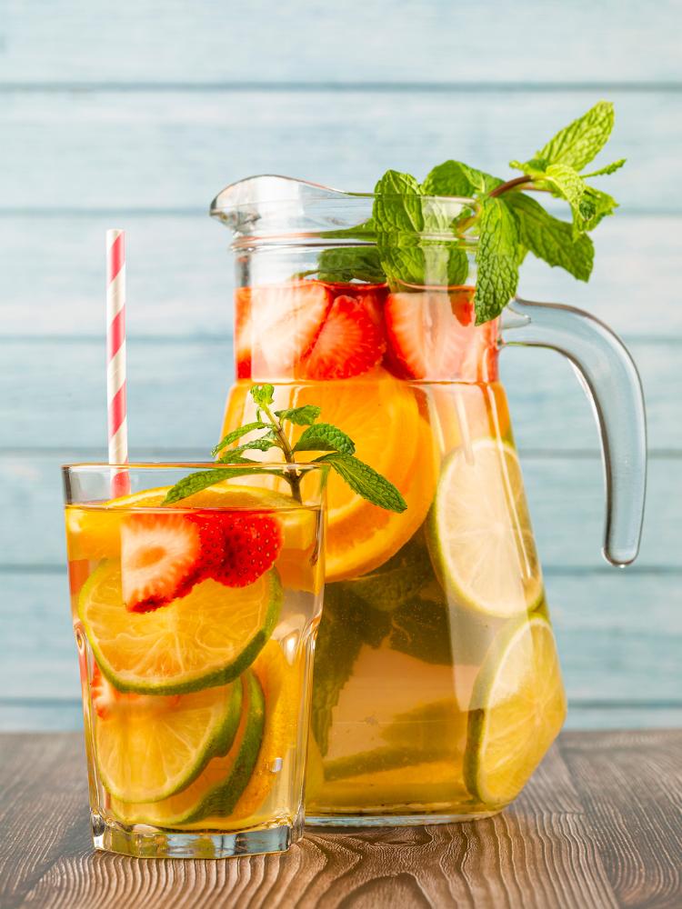 Água saborizada com frutas frescas de verão: morango, laranja, hortelã. limão

