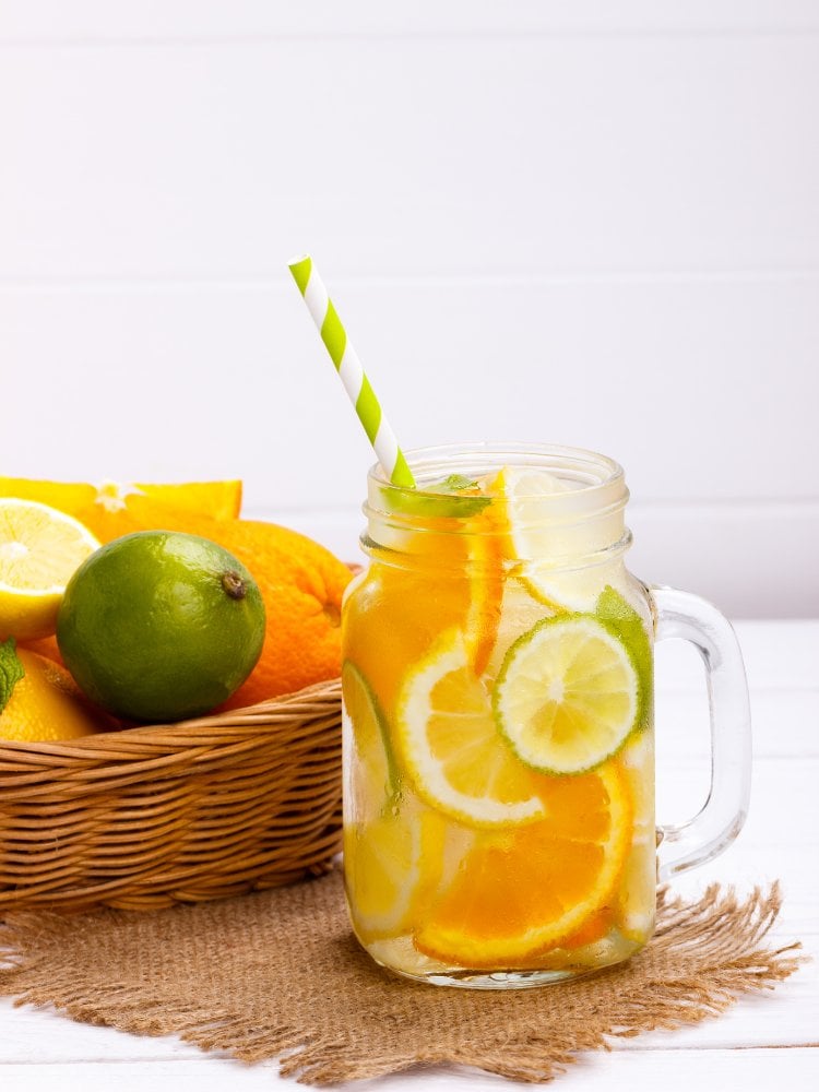 Água saborizada desintoxicante de frutas. Limão, lima e laranja. Coquetel caseiro refrescante de verão