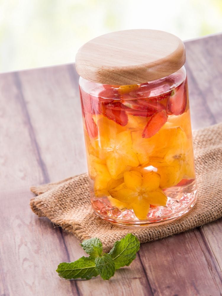 Água aromatizada de frutas frescas de verão, mistura de carambola e morango