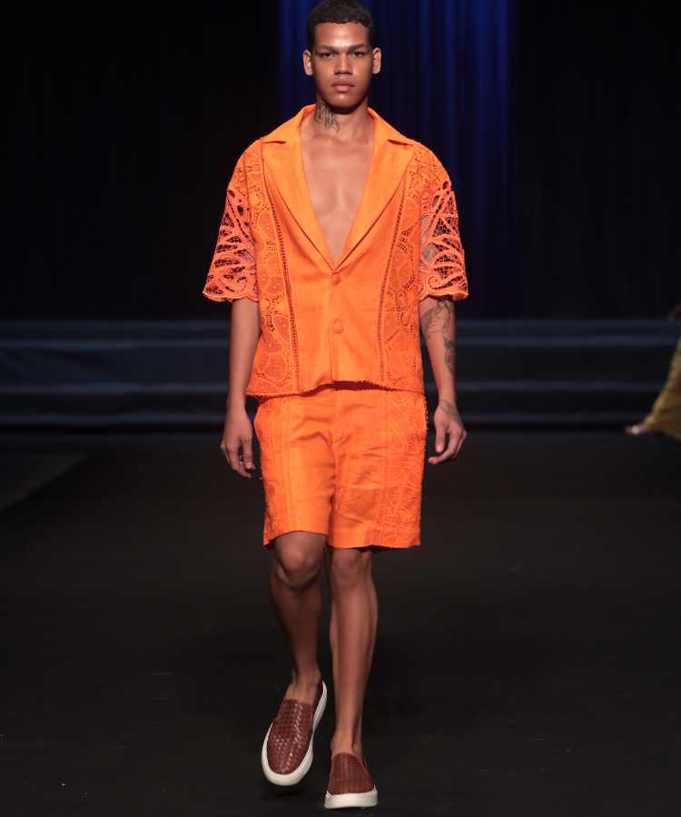 Modelo com camisa + shorts laranja rendado no desfile de Almerinda Maria no DFB Festival 2023