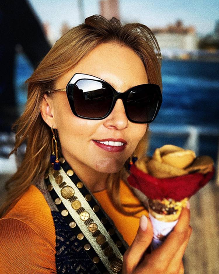 Atriz Angelique Boyer de Rebelde segurando sorvete e usando óculos de sol