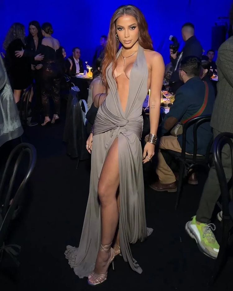 Anitta com vestido cinza