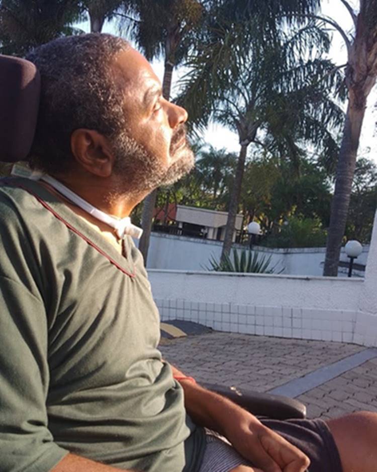 Cantor Arlindo Cruz hoje, após o AVC, na cadeira de rodas 