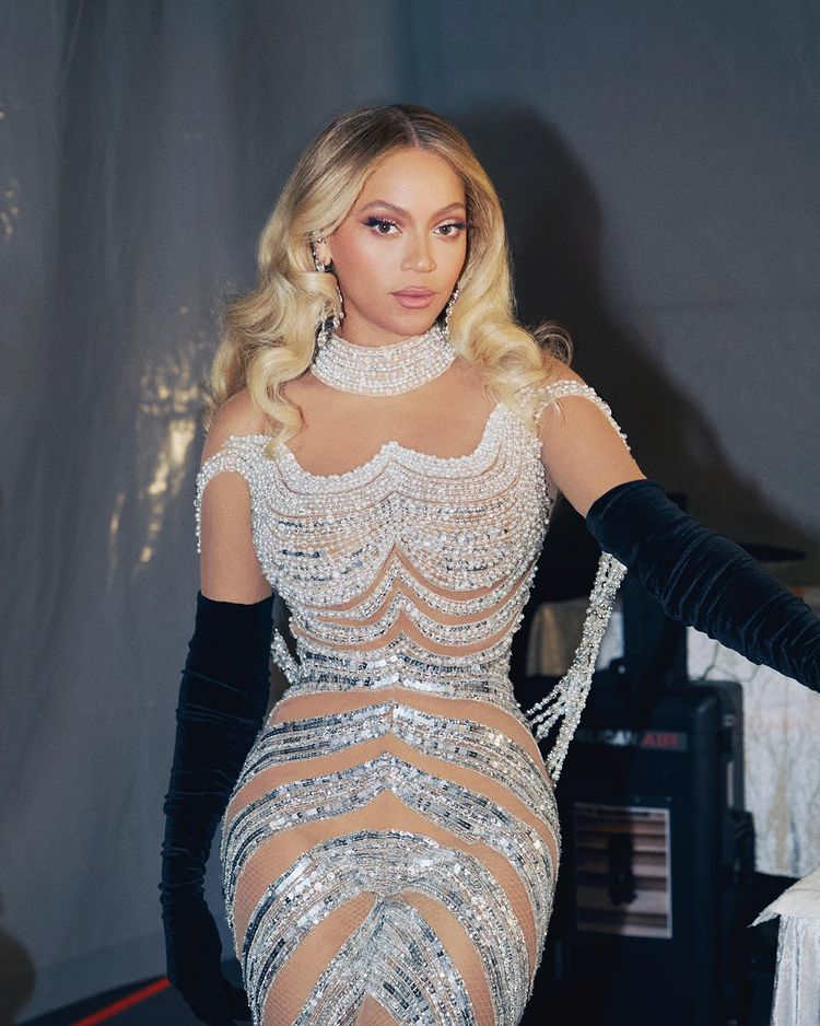 Look com ombros a mostra de Beyoncé