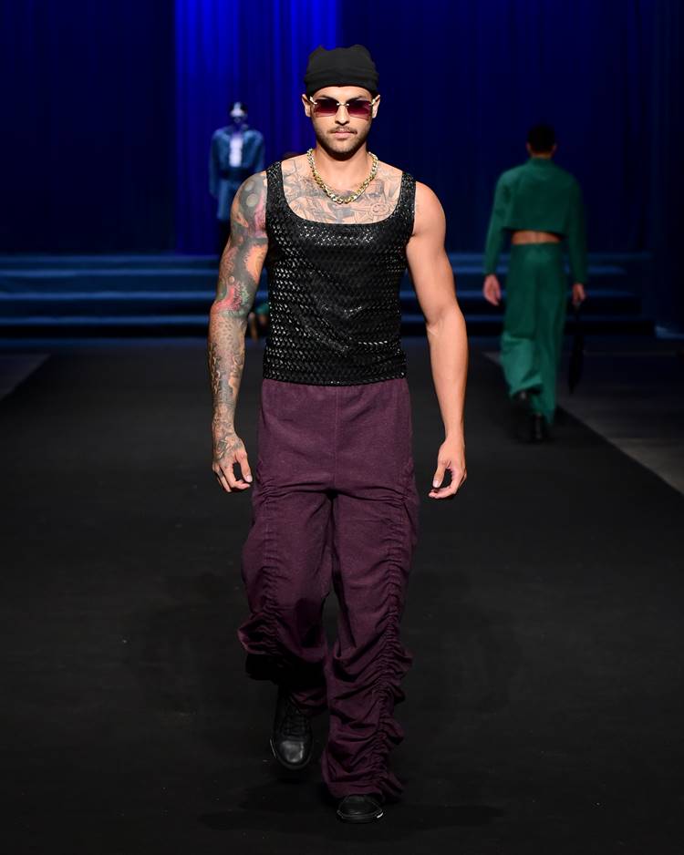 Modelo com regata preta texturizada + calça roxa  no desfile de Bruno Olly no DFB Festival 2023