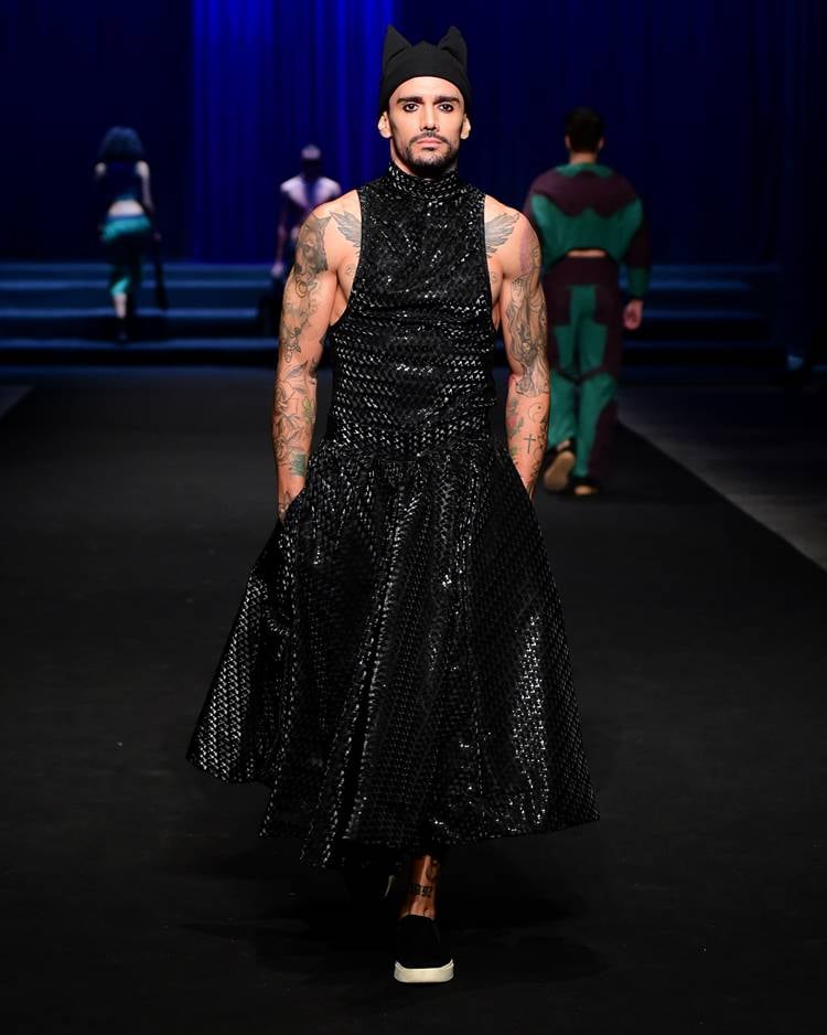 Modelo co vestido preto texturizadom no DFB Festival 2023