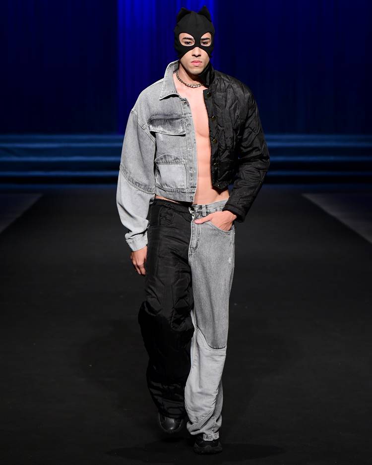 Modelo com jaqueta jeans e calça com metade de tecido preto no desfile de Bruno Olly no DFB Festival 2023