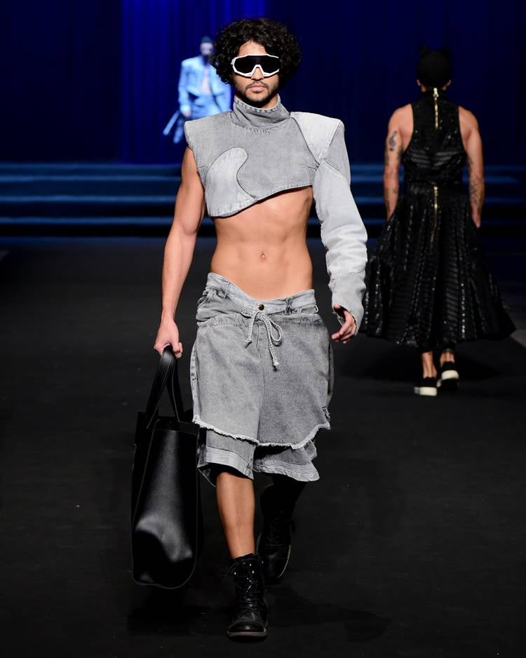 Modelo com top + bermuda jeans no desfile de Bruno Olly no DFB Festival 2023