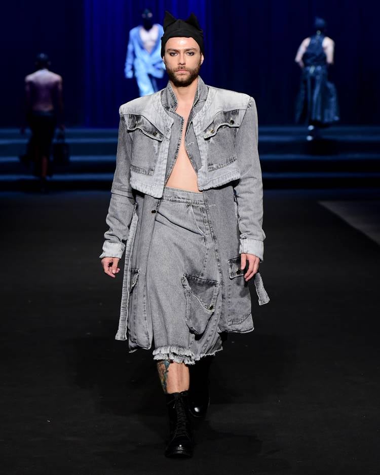 Modelo com conjunto jeans + saia no desfile de Bruno Olly no DFB Festival 2023