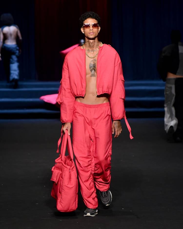 Modelo com conjunto pink + bolsa no desfile de Bruno Olly no DFB Festival 2023
