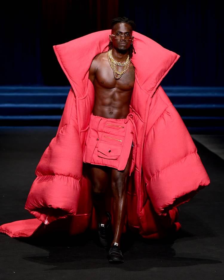 Modelo com roupa pink acolchoada no desfile de Bruno Olly no DFB Festival 2023