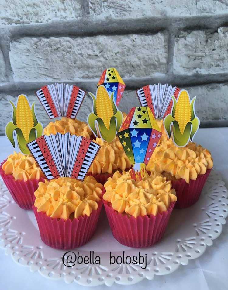 Cupcakes de chantily amarelos e toppers de São João: milho, sanfona e balão