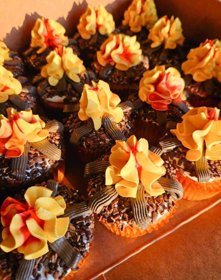 Cupcake para festa junina decorado de fogueira: feito com chantily, cores amarelo, vermelho e marrom