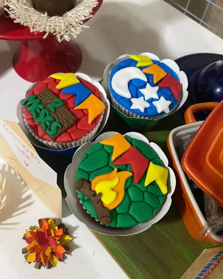 Cupcakes gourmet para festas juninas: decorados com pasta americana, desenhos: noite de são joão, varal de bandeirinhas, fogueira