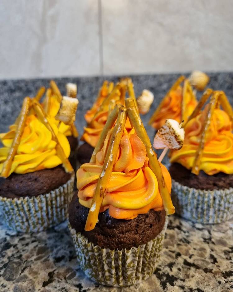 Cupcake para festa junina decorado de fogueira: feito com chantily e palito doce, cor laranja