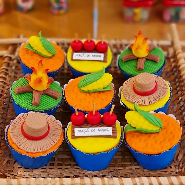 Cupcakes gourmet para festas juninas: decorados com pasta americana, desenhos: fogueira, milho, maça do amor, chapéu de palha