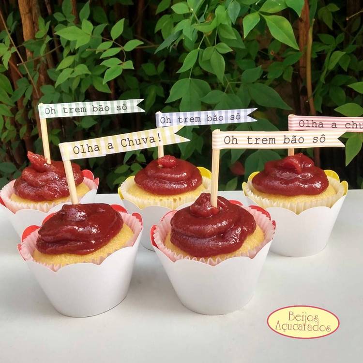 Cupcakes de goiaba com toppers de frases típicas de São João