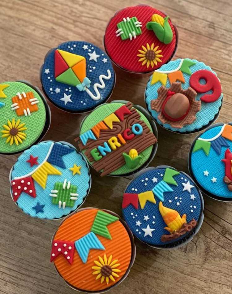 Cupcakes gourmet para festas juninas: decorados com pasta americana, desenhos: varal de bandeirinhas, balão, milho, girassol, chapéu de palha 