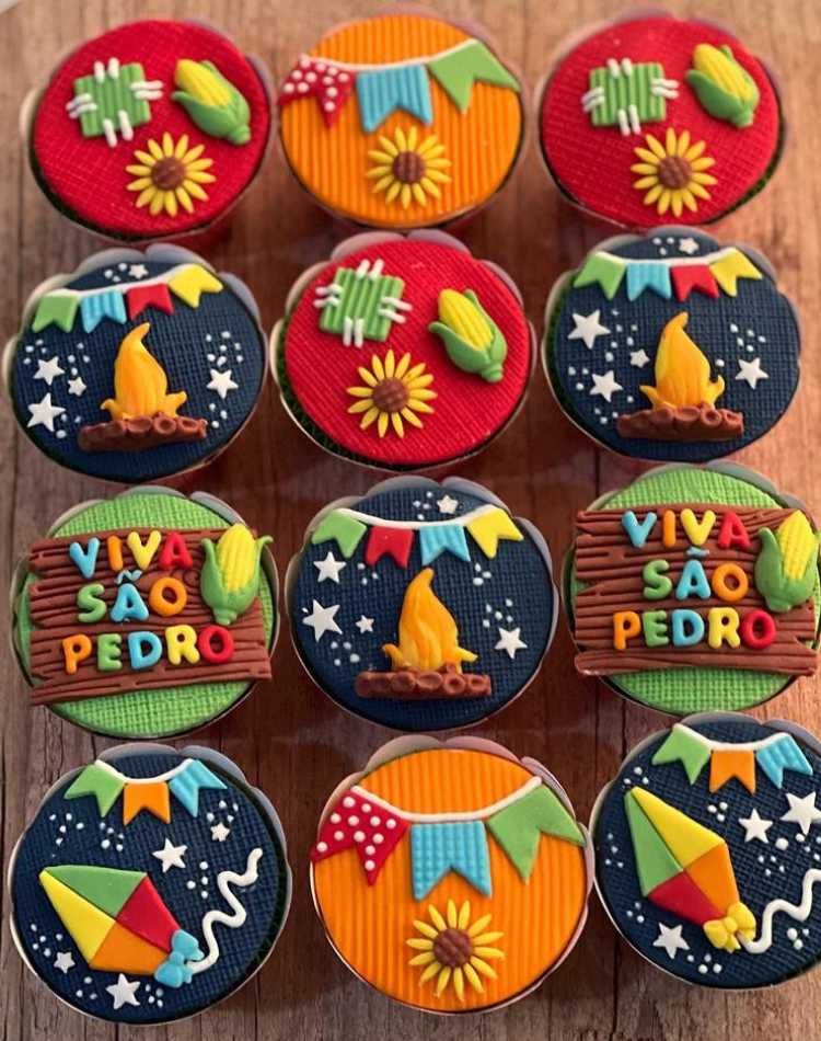 Cupcakes gourmet para festas juninas: decorados com pasta americana, desenhos: varal de bandeirinhas, fogueira, plaquinhas viva São Pedro, milho, girassol, balão, etc