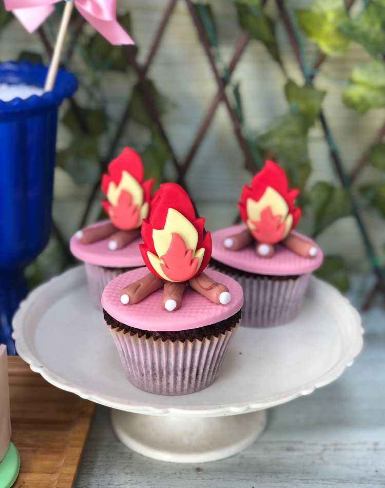 Cupcake para festa junina decorado de fogueira: feitos com pasta americana, cores vermelho, amarelo, marrom, branco e rosa