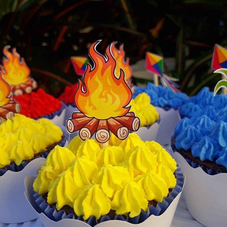 Cupcake para festa junina decorado de fogueira: chantily amarelo e fogueira de papel em topper