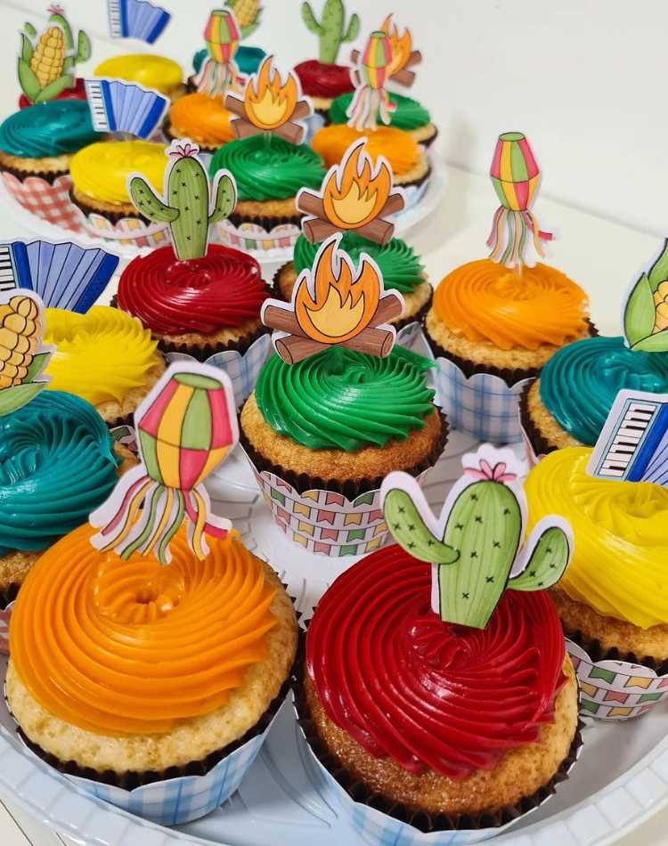 Cupcakes coloridos com toppers de festa junina: fogueira, cacto, balão, sanfona, milho, etc