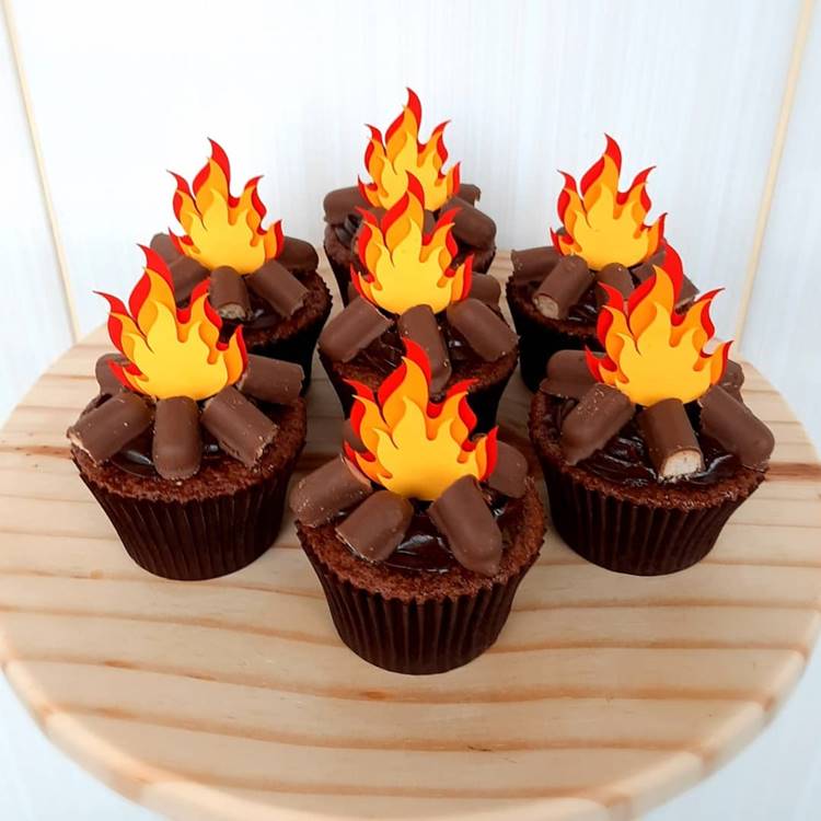 Cupcake para festa junina decorado de fogueira: fogueira de papel e madeira de chocolate deitado
