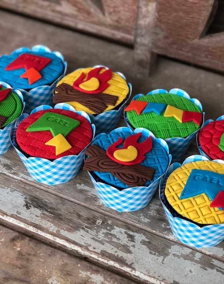 Cupcakes gourmet para festas juninas: decorados com pasta americana, desenhos: fogueira, varal de bandeirinhas