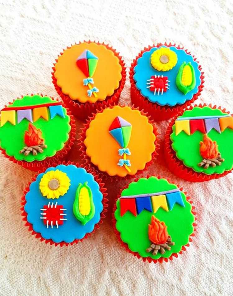 Cupcakes gourmet para festas juninas: decorados com pasta americana, desenhos: balão, varal de bandeirinhas, fogueira, milho, girassol
