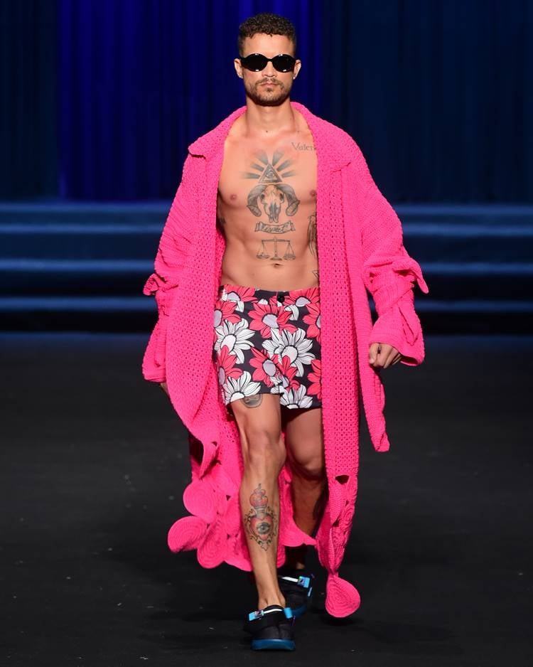 Modelo com shorts com estampa digital neon pink floral + roupão pink de crochê no desfile de David Lee no DFB Festival 2023